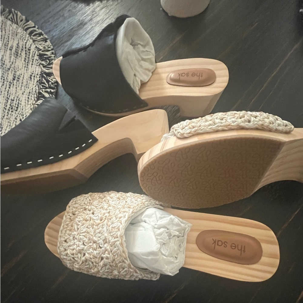 BRAND NEW CLOGS FROM THE SAK SIZE 9 NICE SHOES.